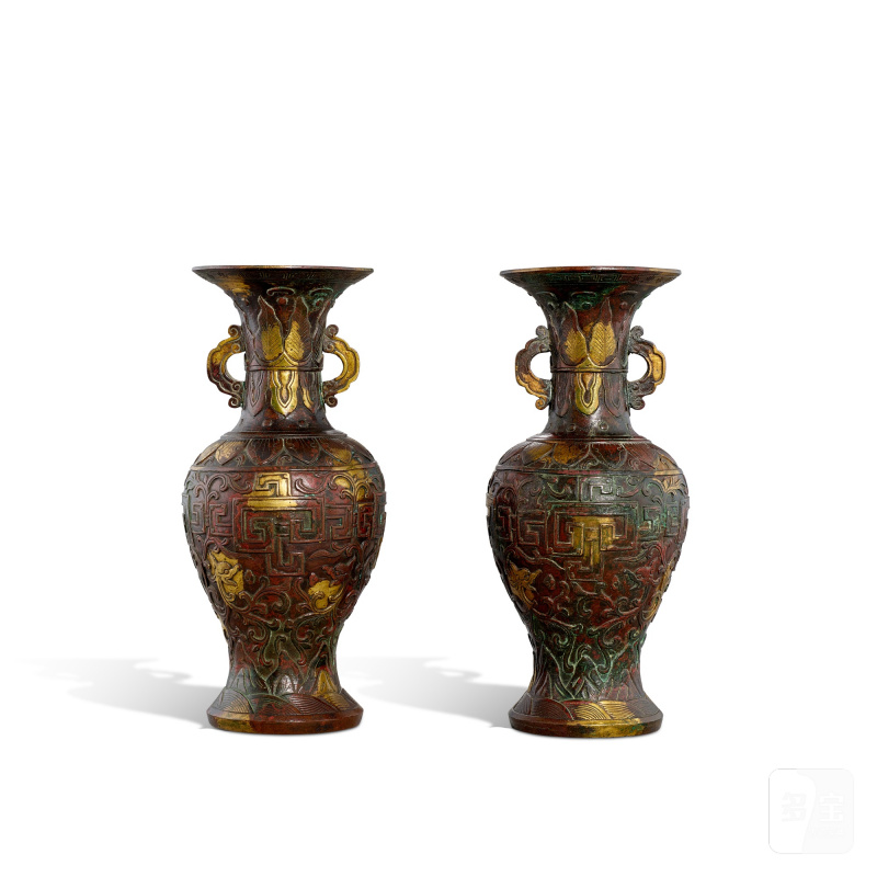 A pair of gold-splashes 'kuifeng' vases, Qing dynasty, Qianlong period | 清乾隆 灑金夔鳳紋瓶一對